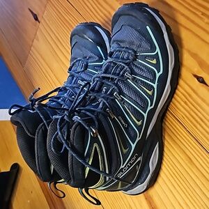 Women's Salomon hiking boots size 8